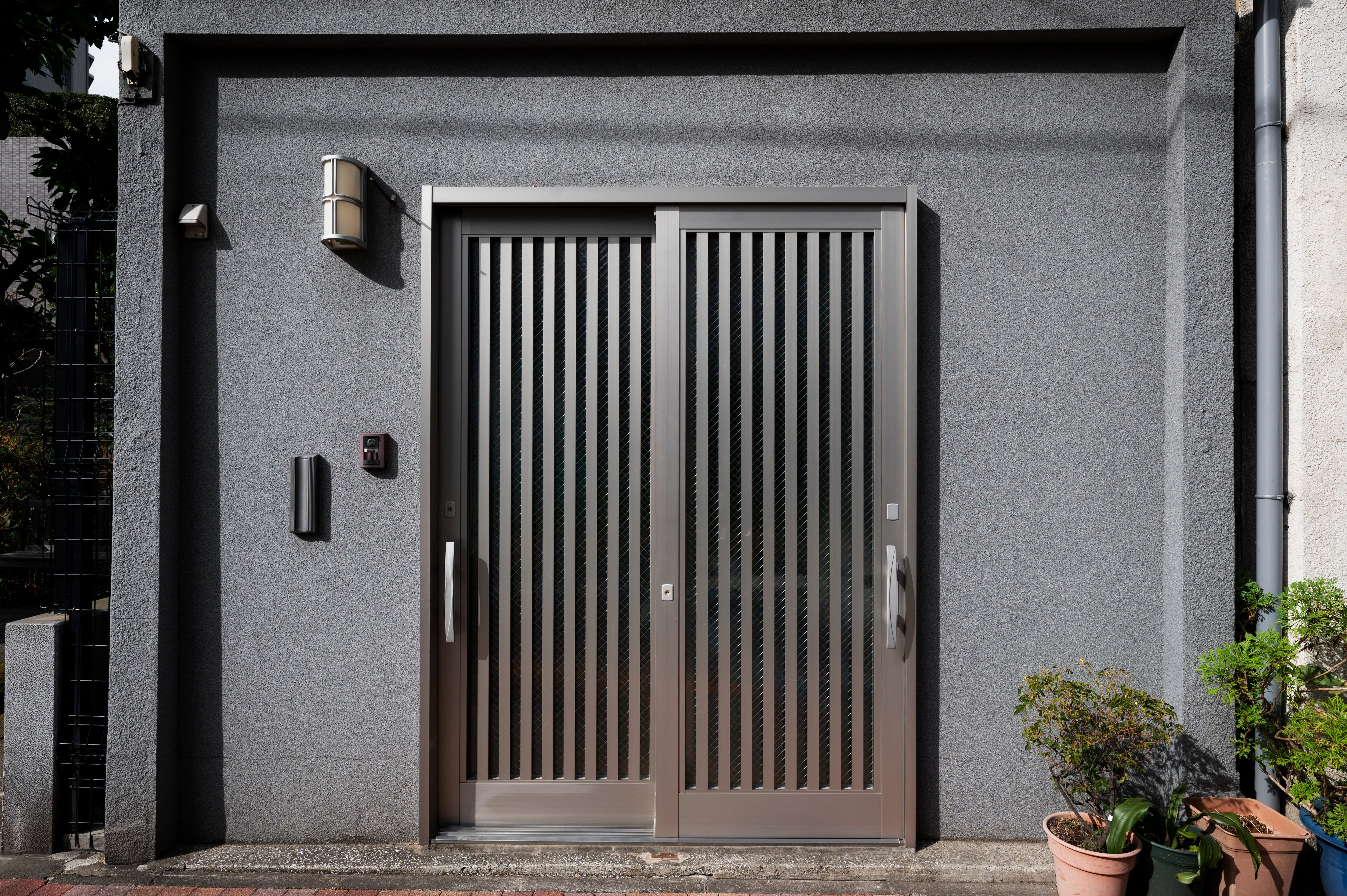 Steel Front Doors vs. Wooden Doors: Security and Energy Efficiency Compared