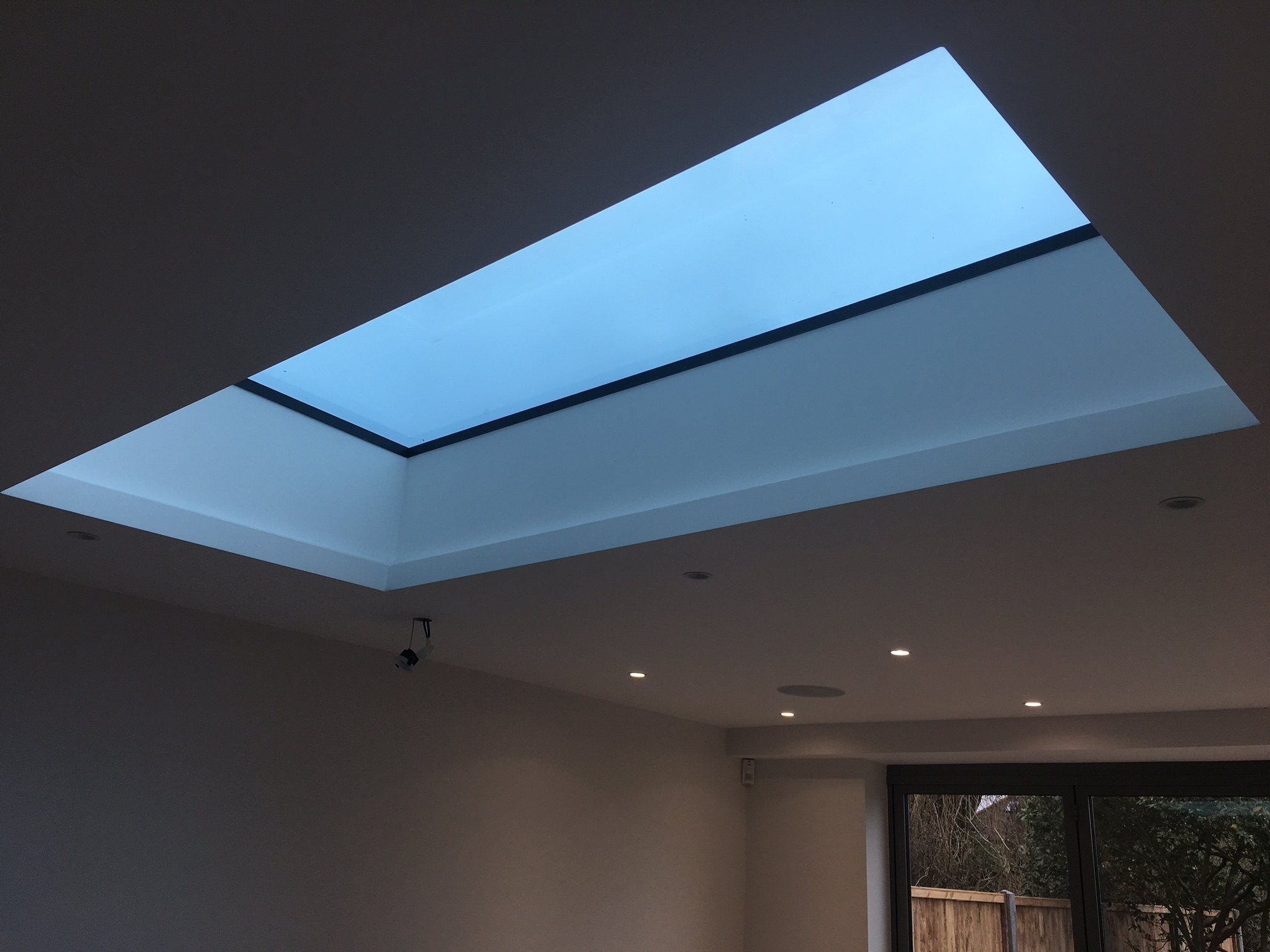 Atlas Flat Rooflight (Black/White)